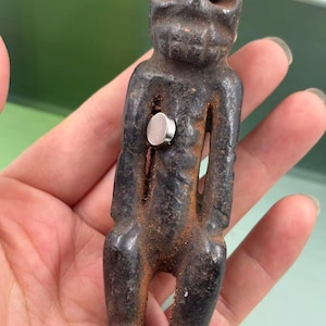 Magnetisk meteorit citipati snidning vintage patina tibetansk stil skyddande talisman slumpmässig leverans