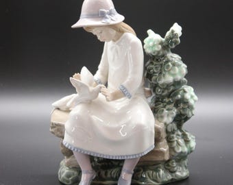 Vintage Lladro #0383 Girl Feeding Dove Porcelain Figurine 8.5" Retired