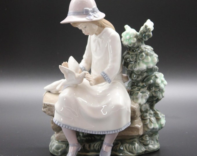 Vintage Lladro #0383 Girl Feeding Dove Porcelain Figurine 8.5" Retired