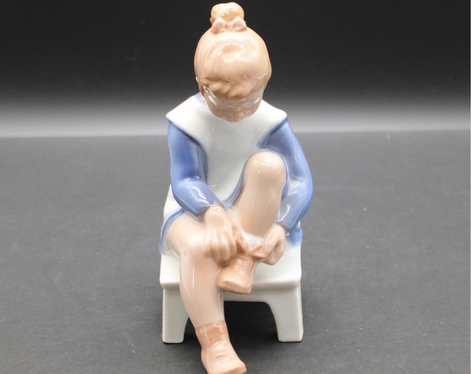 Bing & Grondahl Figurine 2373 Marianne Girl Tying Shoe Denmark Vintage MINT