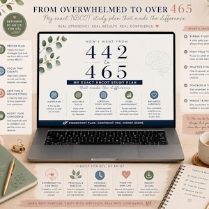 Può includere: Un laptop mostra un piano di studio con il testo "From Overwhelmed to Over 465". L'immagine include un taccuino, una penna, una tazza di caffè e una candela accesa. Il piano di studio è progettato da un OT per OT.
