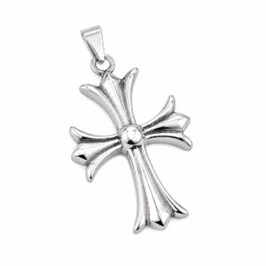 Pode incluir: Um pingente de cruz em metal prateado polido com braços alargados e curvos e um detalhe circular central. O pingente inclui uma argola triangular no topo para fixação em uma corrente, exibindo uma superfície lisa e reflexiva em toda a peça.