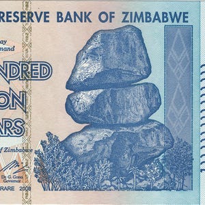 以下が含まれることがあります： ジンバブエの100兆ドル紙幣。紙幣は主に青色で、「ONE HUNDRED TRILLION DOLLARS」の文字が書かれています。また、バランスの取れた岩の画像とジンバブエ準備銀行のロゴも表示されています。
