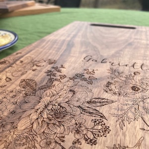 Personalized Charcuterie Board with Floral Engraving, Custom Engraved Cheese Board for Her, Floral Wedding Gift Cutting Board zdjęcie 7