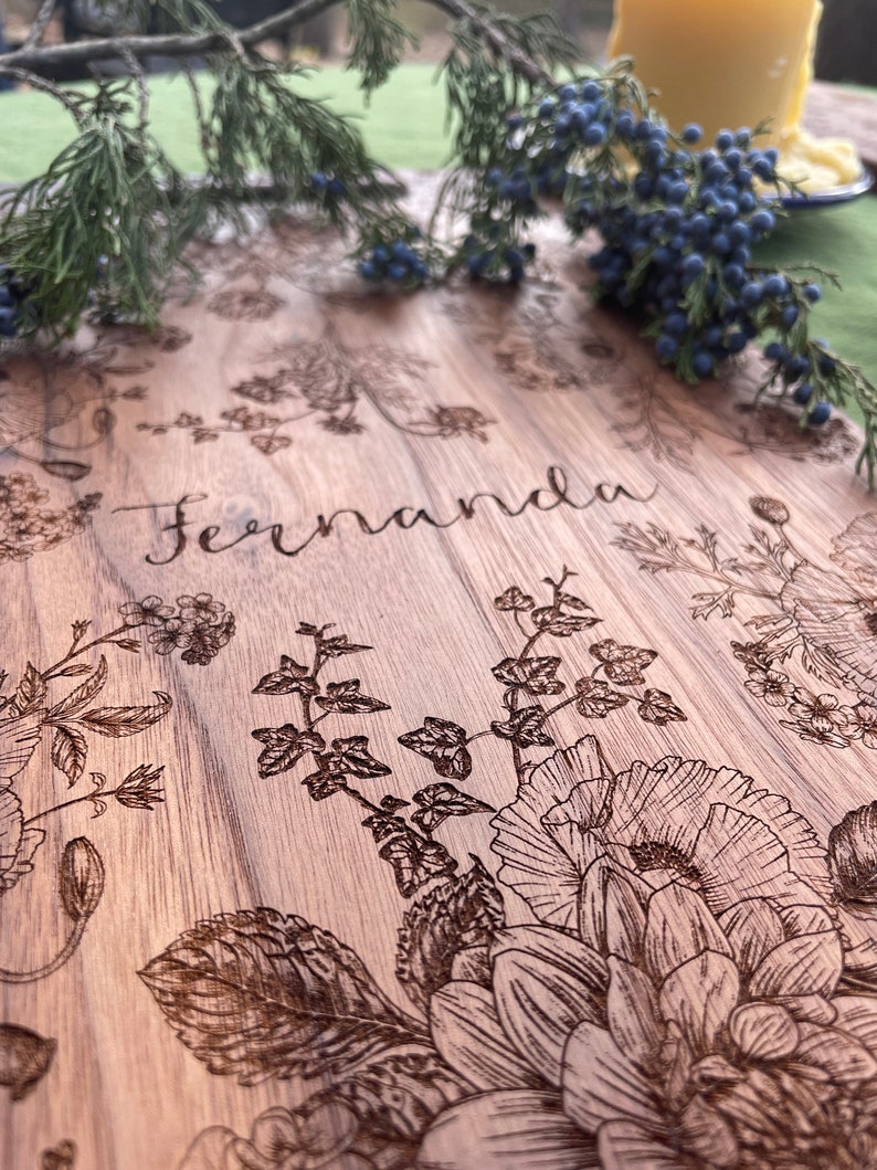 Tabla de charcutería personalizada con grabado floral, tabla de queso grabada personalizada para ella, tabla de corte de regalo de boda floral imagen 8
