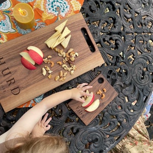 Personalized Cheese Board Gift For Wedding, Engraved Charcuterie Board, Family Cutting Board in Walnut, White Oak and Maple afbeelding 7