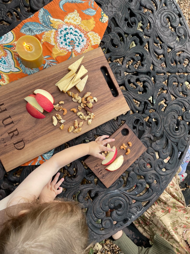 Cadeau personnalisé de planche de fromage pour mariage, planche de charcuterie gravée, planche à découper familiale en noyer, chêne blanc et érable image 7