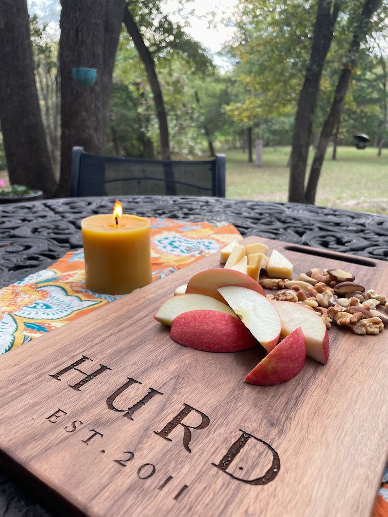 Cadeau personnalisé de planche de fromage pour mariage, planche de charcuterie gravée, planche à découper familiale en noyer, chêne blanc et érable image 3