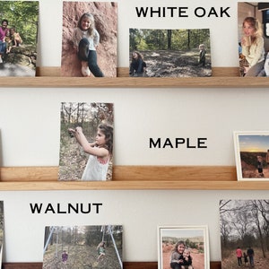 Peut inclure: Trois &eacute;tag&egrave;res en bois avec diff&eacute;rentes finitions : ch&ecirc;ne blanc, &eacute;rable et noyer. Chaque &eacute;tag&egrave;re pr&eacute;sente une rang&eacute;e de photos encadr&eacute;es d'enfants.