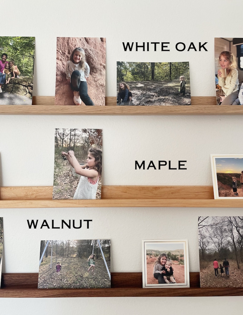Peut inclure: Trois &eacute;tag&egrave;res en bois avec diff&eacute;rentes finitions : ch&ecirc;ne blanc, &eacute;rable et noyer. Chaque &eacute;tag&egrave;re pr&eacute;sente une rang&eacute;e de photos encadr&eacute;es d'enfants.