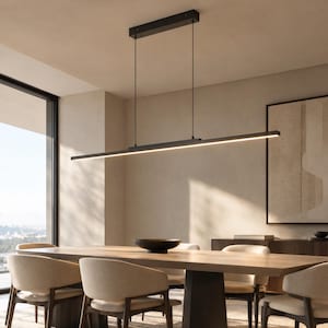 Könnte beinhalten: Eine lange, dünne, schwarze lineare Pendelleuchte, die an zwei dünnen Kabeln von einer rechteckigen schwarzen Deckenhalterung herabhängt. Die Leuchte hat ein schmales, horizontales Stangendesign mit integriertem LED-Lichtband.