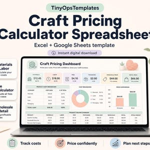 Pode incluir: Um laptop exibe um modelo de "Craft Pricing Calculator Spreadsheet". A tela mostra um painel com detalhamentos de custos, incluindo materiais, mão de obra e taxas. A imagem inclui ícones para materiais, taxas e preços no atacado, juntamente com texto.