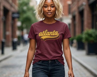 T-shirt con scritta retrò di Atlanta / logo vintage della città, strisce con tramonto anni '70