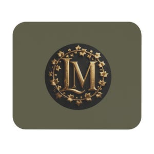 Peut inclure: Un emblème doré avec les lettres "LM" dans un cercle. Les lettres sont en police serif et entourées d'une couronne de feuilles. L'emblème est sur un fond sombre, le tout sur un carré vert olive aux coins arrondis.