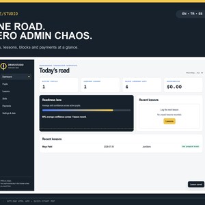 Op de afbeelding: Een digitaal dashboard-interface genaamd Drive/Studio met een Today's road-overzicht. De lay-out bevat een donkere zijbalknavigatie, metrische kaarten voor leerlingen, lessen en betalingen, een voortgangsbalk voor de readiness lane en een lessenlijst.