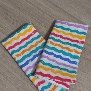 Diseño multicolor, ideal para dinero en efectivo o regalos. Aproximadamente 11 cm x 6 cm plegado. Cierre a presión.