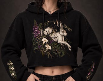 Speelse crop hoodie met konijnenprint, Gothic Romance Wilderkind stijlcollectie met botanische mouwprints.