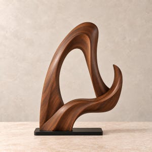 Escultura abstracta de madera de nogal, arte de formas fluidas y abiertas, decoración contemporánea para estanterías, pieza central para la sala de estar, regalo único de aniversario.