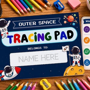 Könnte beinhalten: Ein spiralgebundenes "Outer Space Tracing Pad" mit farbenfrohem Text und Astronautenillustrationen. Das Pad hat einen dunkelblauen Einband mit den Worten "Tracing Pad" in Regenbogenfarben. Enthält "Formen & Linien nachzeichnen".