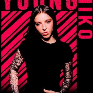 Puede incluir: Un estampado gráfico que muestra a una persona con cabello largo y oscuro y tatuajes en los brazos, vistiendo una camiseta negra. El fondo tiene rayas diagonales negras y rosa intenso con el texto YOUNG MIKO en letras rosas llamativas.
