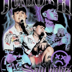 Puede incluir: Un estampado gráfico con el texto JUNIOR H en la parte superior y Sad Boyz for life en la inferior. El diseño incluye tres imágenes de una persona cantando en un micrófono, sobre un fondo de rayos morados con un icono de cara triste morada.