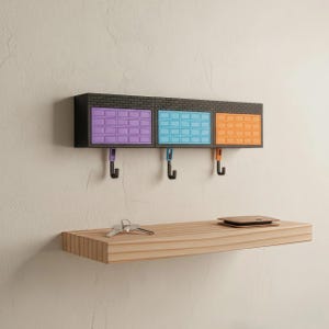Peut inclure: Un organisateur mural composé de trois compartiments rectangulaires avec des cadres noirs à motif brique et des panneaux à grille violets, bleus et orange. Trois crochets noirs sont suspendus sous les compartiments. Une étagère en bois clair.