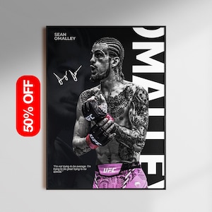 以下が含まれることがあります： UFCファイター、ショーン・オマリーの白黒ポスター。彼のサインと「OMALLEY」の文字が入っています。彼は黒い手袋とUFCのロゴが入ったピンクのショーツを着用しています。ポスターには「50％OFF」のステッカーが付いています。