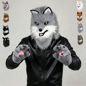 Puede incluir: Una máscara de lobo gris con detalles de pelaje blanco, ojos amarillos y boca abierta, junto con guantes de pata de felpa gris a juego con almohadillas rosas y garras negras. El conjunto se lleva con una chaqueta de cuero negra y ocho variantes.