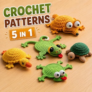 Könnte beinhalten: Fünf gehäkelte Tierfiguren, darunter eine gelbe Schildkröte, eine grüne Eidechse, ein grüner Frosch, eine braune Schildkröte und ein orangefarbenes Wesen. Der Text CROCHET PATTERNS 5 IN 1 steht oben links. Jede Figur besteht aus Garn.