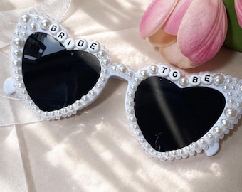 Occhiali da sole personalizzati con cristalli e perle per la sposa, occhiali da sole personalizzati per la futura sposa, occhiali da sole da sposa, occhiali da sole a forma di cuore per la sposa, occhiali da sole per addio al nubilato