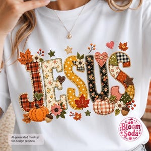 Puede incluir: Una camiseta blanca con la palabra JESUS en letras grandes y decorativas con varios patrones, incluyendo cuadros, flores y lunares. El diseño está decorado con elementos otoñales como calabazas, hojas de arce, flores y corazones.