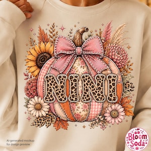 Pinkfarbener Patchwork-Kürbis „Nini“ (PNG) mit Leopardenbuchstaben, Faux-Applikation, kokette Herbst-Oma-Clipart