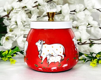 Tarro de metal pintado a mano con diseño de vaca y ternero / Tapa de cristal rojo. Recipiente decorativo para almacenamiento.