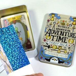 Adventure Time Goldrand-Tarot-Deck mit Metalldose – 10,3 × 6 cm Tarotkarten zur Wahrsagerei