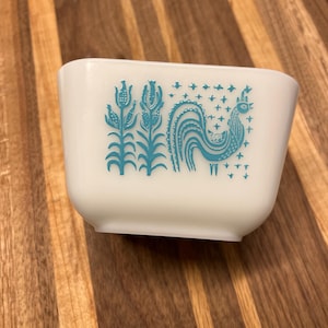 0501 1.5 cup Vintage Pyrex refrigerator dish - “mini fridgie” - Butterprint Amish Turquoise and White