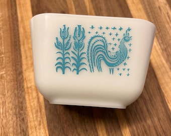 0501 1.5 cup Vintage Pyrex refrigerator dish - “mini fridgie” - Butterprint Amish Turquoise and White