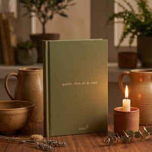 Diario a righe verde oliva per donne, taccuino con copertina rigida estetica, diario minimalista, 150 pagine, regalo per lei "New Chapter" / Aurel immagine 10
