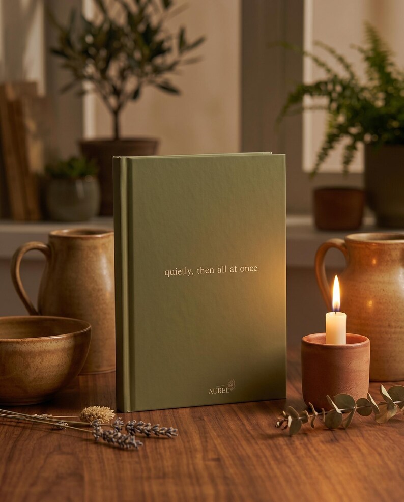 Diario a righe verde oliva per donne, taccuino con copertina rigida estetica, diario minimalista, 150 pagine, regalo per lei "New Chapter" / Aurel immagine 10