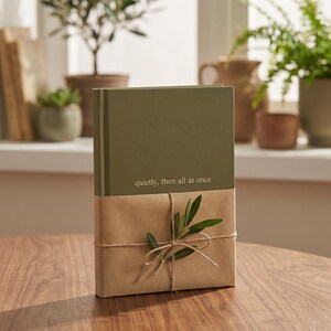 Diario a righe verde oliva per donne, taccuino con copertina rigida estetica, diario minimalista, 150 pagine, regalo per lei "New Chapter" / Aurel immagine 9