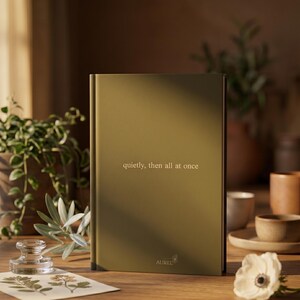 Diario a righe verde oliva per donne, taccuino con copertina rigida estetica, diario minimalista, 150 pagine, regalo per lei "New Chapter" / Aurel immagine 1