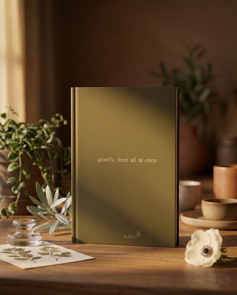 Diario a righe verde oliva per donne, taccuino con copertina rigida estetica, diario minimalista, 150 pagine, regalo per lei "New Chapter" / Aurel immagine 1