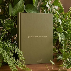 Diario a righe verde oliva per donne, taccuino con copertina rigida estetica, diario minimalista, 150 pagine, regalo per lei "New Chapter" / Aurel immagine 17