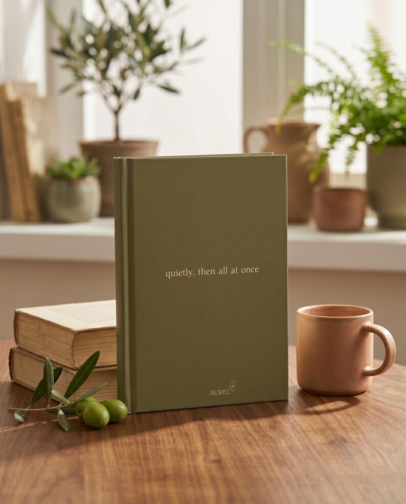 Diario a righe verde oliva per donne, taccuino con copertina rigida estetica, diario minimalista, 150 pagine, regalo per lei "New Chapter" / Aurel immagine 8