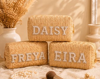 Pochette per cosmetici personalizzata in paglia, con perle e strass, stile college, regalo per damigella d'onore.