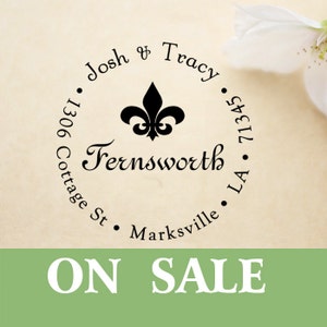 Timbro per indirizzo di ritorno personalizzato AUTOINCHIOSTRO, timbro per indirizzo di matrimonio personalizzato, fleur de lis, R47 in vendita