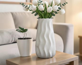 Moderne witte keramische vaas, golvende sculpturale bloemenvaas, minimalistisch interieur, Japandi-pronkstuk, Scandinavisch tafelaccent