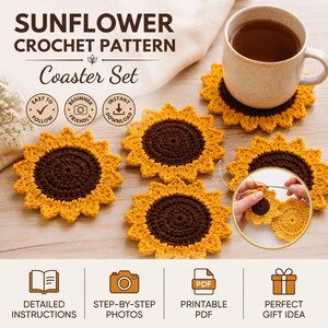 Può includere: Uno schema digitale all'uncinetto per sottobicchieri a girasole con il testo SUNFLOWER CROCHET PATTERN Coaster Set. L'immagine mostra quattro sottobicchieri rotondi finiti con centri marrone scuro e petali gialli, uno dei quali sotto una tazza.