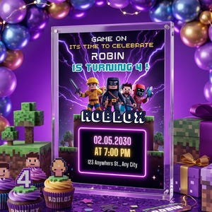 Może przedstawiać: Prostokątny akrylowy znak z zaproszeniem urodzinowym w stylu Roblox z tekstem GAME ON, ITS TIME TO CELEBRATE, ROBIN IS TURNING 4, ROBLOX, 02.05.2030 AT 7:00 PM oraz 123 Anywheres St., Any City, w otoczeniu babeczek i pudełek prezentowych.