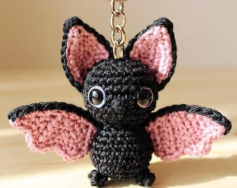 Haakpatroon vleermuissleutelhanger pdf | Schattig amigurumi-vleermuispatroon | Gehaakte Halloween-sleutelhanger | Geschikt voor beginners: doe-het-zelfcadeau | Makkelijke beginner