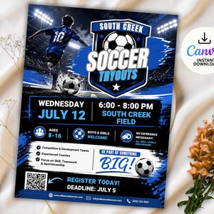 Puede incluir: Un folleto azul y negro para pruebas de fútbol de South Creek con un jugador en camiseta azul, un balón de fútbol y luces de estadio. El texto incluye detalles del evento, fecha, hora, ubicación, rango de edad y un código QR.